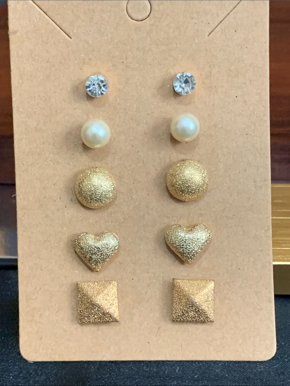 5 pairs of stud earrings
